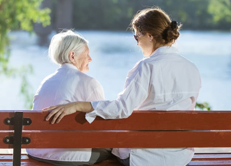 EXPERT-LED WEBINAR ON ALZHEIMER’S & DEMENTIA Senior and family member sitting on a bench